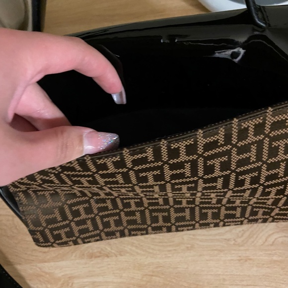 🎉HP 7/17🎉 Tommy Hilfiger Satchel Crossbody Bag, Brown Logo& BlackPatentLeather - Picture 3 of 6